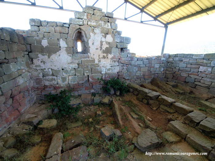 INTERIOR DEL MURO ESTE DEL TEMPLO, CON SU VENTANA ARCICA